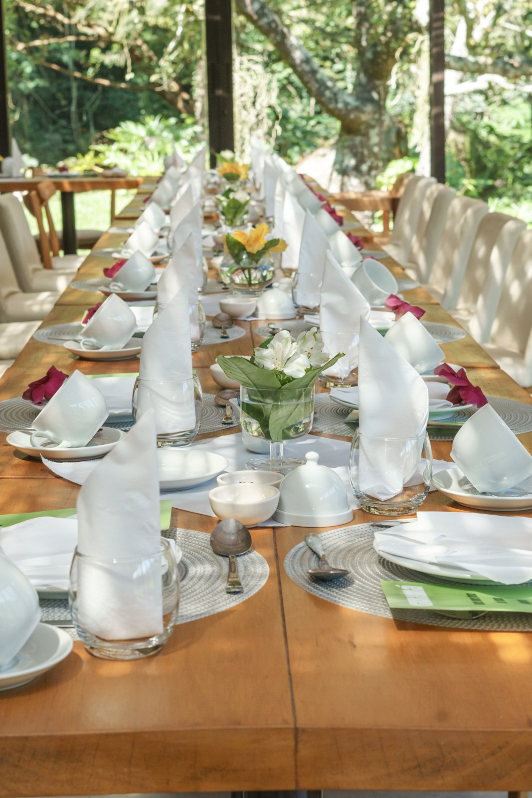 Mesa posta para as refeições do retiro