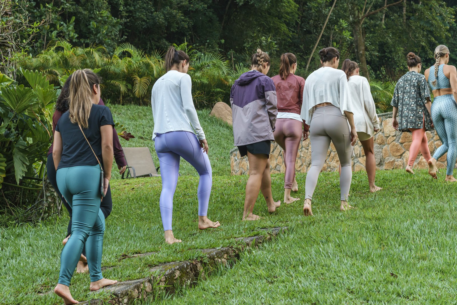 Grupo caminhando na natureza durante o retiro
