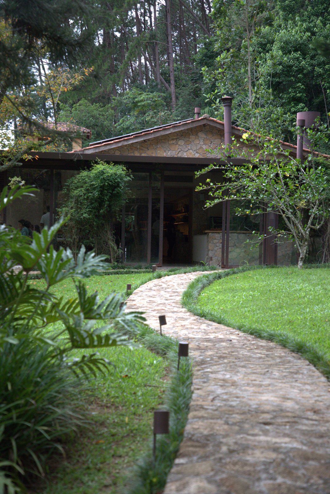 Caminho de entrada do Villa Tanah em meio à natureza