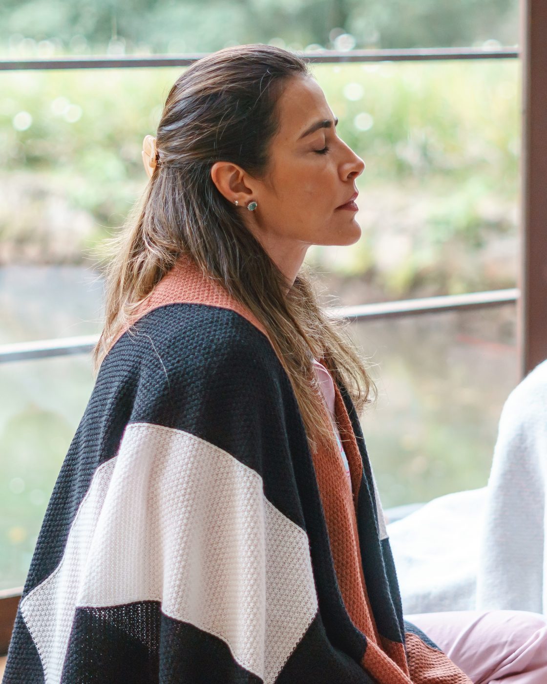 Aluna em momento de introspecção e conexão interior